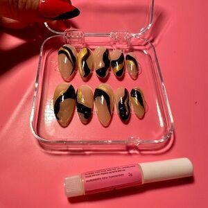 Elegant Black and Gold Press-On Nails